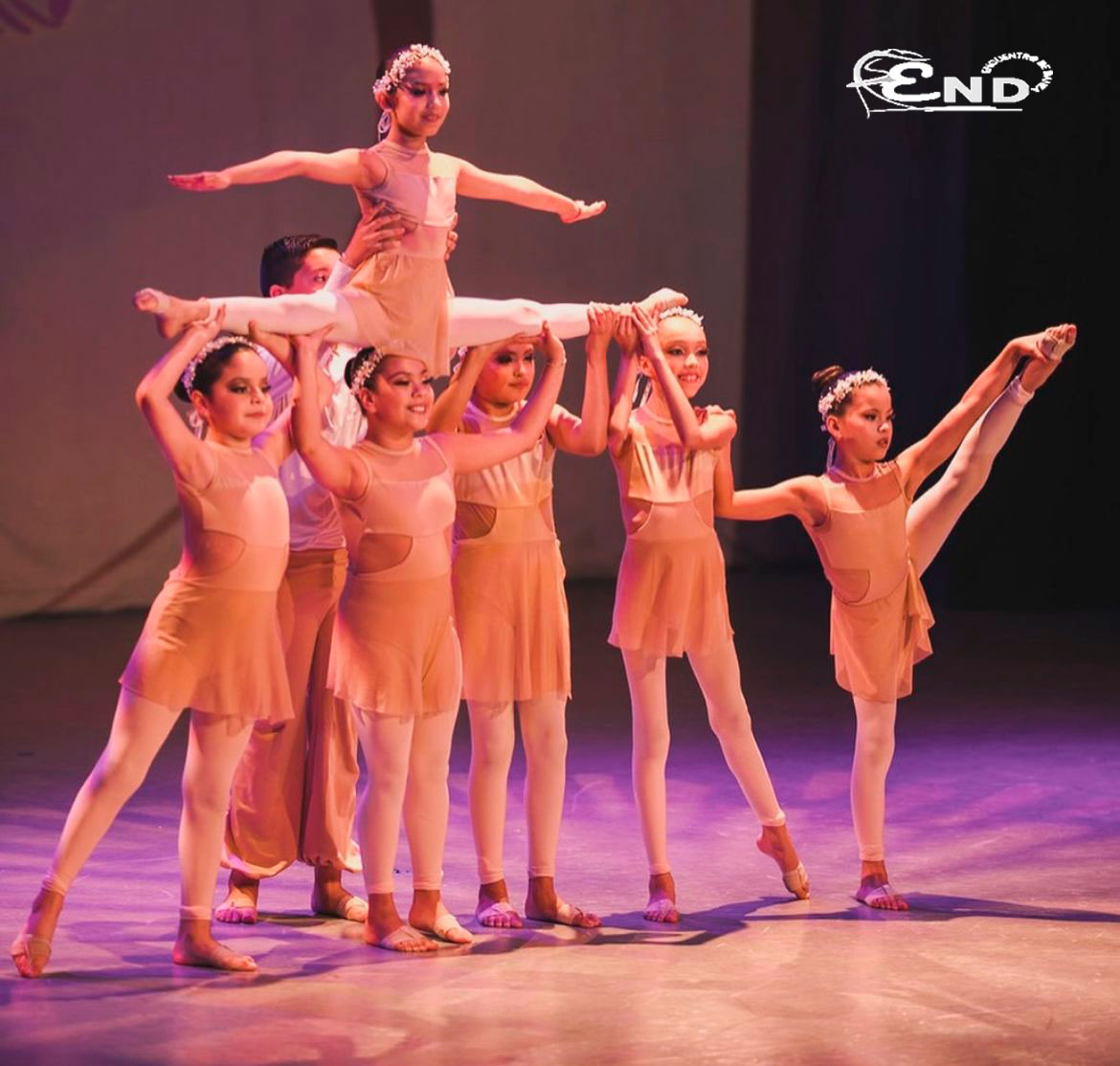 Bailarina contemporánea en salto final